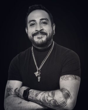 Luis Fernando Peña Instagram - 6 CONSEJOS PARA SER CHINGÓN SIN CHINGARTE A NADIE!!

1. DEJA DE JUGAR EL PAPEL DE VÍCTIMA,  LAS COSAS MALAS PASAN.
A veces es nuestra culpa; a veces, es solo una desafortunada coincidencia, pero al tomar responsabilidad, podemos aprender a manejar la decepción y hacer mejores planes para el futuro.

2. DEJA DE CULPAR TUS CIRCUNSTANCIAS, ALGUNAS PERSONAS NACEN CON FORTUNA, OTRAS SIN ELLA.
No siempre podemos controlar nuestras circunstancias, pero podemos controlar cómo reaccionamos a ellas y superamos los desafíos, concéntrate en lo que puedes controlar y olvida lo que no puedes.

3. DEJA DE LLAMAR “SUERTE” AL EXITO
El éxito duradero rara vez llega como resultado de la suerte, debes posicionarte correctamente para reconocer la oportunidad y ser capaz de actuar cuando aparece, esa posición es el resultado de ser perspicaz y tomar acción.

4. DEJA DE SENTIR LÁSTIMA POR TI MISMO
Las cosas malas pasan una vez más y nosotros, somos definidos por nuestras reacciones a las dificultades de la vida, no por las dificultades mismas. Mantén la cabeza en alto y sigue adelante esta es la diferencia entre el éxito y el fracaso.

5. DEJA DE SER UN COBARDE
La vida vida tratara de derrotarte, pero solo puede ganar si se lo permites, desarrolla el deseo de desempeñarte, incluso en situaciones incómodas, y ya estarás por delante del 99% de tu competencia.

6. DEJA DE TRATAR DE MANIPULAR A LOS DEMÁS
A la única persona a la que engañas con esta actitud es a ti mismo, porque estás tan cómodo manipulando a los demás para tu conveniencia, que no te das cuenta que el único que realmente está perdiendo el tiempo eres tú, mientras que los demás probablemente comiencen a darse cuenta de su gran potencial y cuando eso pase, será muy tarde para ti y te quedarás solo.
