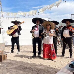 Luis Fernando Peña Instagram - Hoy me acordé mucho de este gran viaje llamado @quevivamexico_cabrones que fue un viaje lleno de gente muy chingona como lo es toda la FAMILIA REYES, y también de todo lo que vivimos en lo personal mi familia y yo en este proceso… hoy les comparto unas fotitos!!