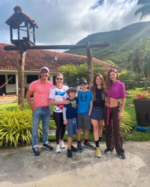 Luis Gerónimo Abreu Instagram - Que buen descubrimiento!! Este lugar es maravilloso, muchas actividades para disfrutar con amigos, en pareja, en familia! Esto es solo un resumen de nuestro sábado en @haciendalacalceta ya le contaremos más… 

#fotodump
#findesemana 
#buenplan
#bejuma
#amigos
#familia 

@romeroadriana 
@luisgeronimoabreu 
#salvador
#alana
#juandi