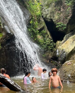 Luis Gerónimo Abreu Instagram - Que buen descubrimiento!! Este lugar es maravilloso, muchas actividades para disfrutar con amigos, en pareja, en familia! Esto es solo un resumen de nuestro sábado en @haciendalacalceta ya le contaremos más… 

#fotodump
#findesemana 
#buenplan
#bejuma
#amigos
#familia 

@romeroadriana 
@luisgeronimoabreu 
#salvador
#alana
#juandi