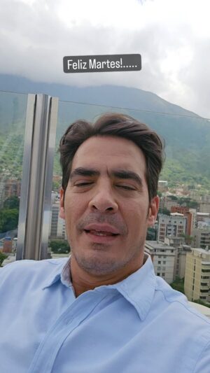 Luis Gerónimo Abreu Instagram - Feliz MIERCOLES JEJEJEJE .... están o no de acuerdo? .... 
Y ni se diga manejando ... jejejeje