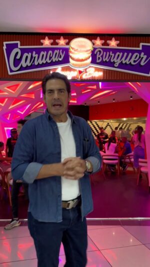 Luis Gerónimo Abreu Instagram - Me vine a la nueva tienda de Caracas burguer en el Centro Comercial El Recreo !!!

Está en particular es @caracasburguer_bar donde puedes disfrutar de los mejores cocteles , bebidas y mucho más !
Los felicito !! 

La nueva línea Gourmet una locura , muyyyyyy buenaaaaaaa
1000% recomendada 

Y no podía irme sin mi parrilla 😅😅😅😅😅