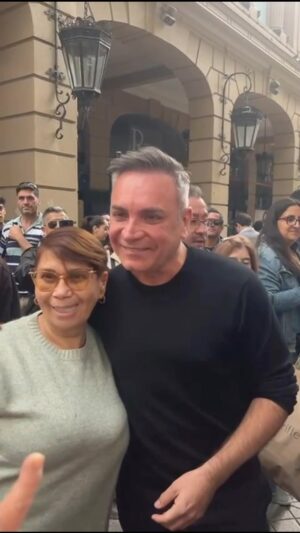 Luis Jara Instagram - Fue un encuentro totalmente inesperado.  Durante un recorrido por el #paseoahumada  junto a mi familia, apareció una hermosa voz del Perú llamado ALBERT. Me acerqué a escucharlo , y a disfrutarlo y nos pertenece .  Terminé cantado con el, y junto con eso, a recibir al cariño de todos quienes estaban esa mañana dando vueltas por ahí. Cuidemos nuestra ciudad , tenemos un espacio digno para todos. En especial para los talentos que no se visibilizan, y  nos alegran la vida con su voz.  Un abrazo enorme a todos y todas. Y a cuidar nuestras calles, nuestros barrios. Están llenas de historia. Que nunca se nos olvide.