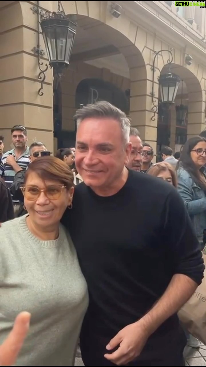 Luis Jara - 4.8K Likes - Fue un encuentro totalmente inesperado. Durante un recorrido por el #paseoahumada junto a mi familia, apareció una hermosa voz del Perú llamado ALBERT. Me acerqué a escucharlo , y a disfrutarlo y nos pertenece . Terminé cantado con el, y junto con eso, a recibir al cariño de todos quienes estaban esa mañana dando vueltas por ahí. Cuidemos nuestra ciudad , tenemos un espacio digno para todos. En especial para los talentos que no se visibilizan, y nos alegran la vida con su voz. Un abrazo enorme a todos y todas. Y a cuidar nuestras calles, nuestros barrios. Están llenas de historia. Que nunca se nos olvide.