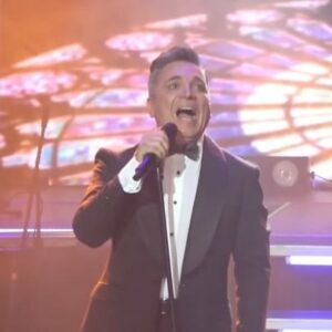 Luis Jara Instagram - Amigas y amigos. Se que esta canción no pertenece a mi último álbum, pero han sido muchas personas que me han pedido que comparta mi versión de esta maravillosa canción El triste. Espero la disfruten, junto a la tremenda ejecución de mis músicos, y los arreglos de mi director musical @antonio_mondaca y el sonido de @maestri_music Que lo disfruten y feliz fin de semana. 

📹 @cristiangcerda 

#eltriste #latinswing #luisjara #musica