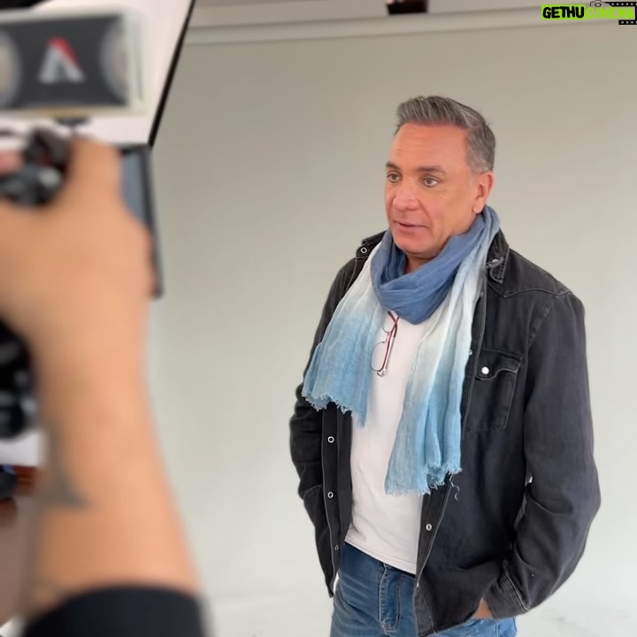 Luis Jara - 3.4K Likes - Una mañana muy especial y agitada haciendo lo que más me gusta!
Acompáñame en lo que se viene los quiero mucho
#sevienencositas