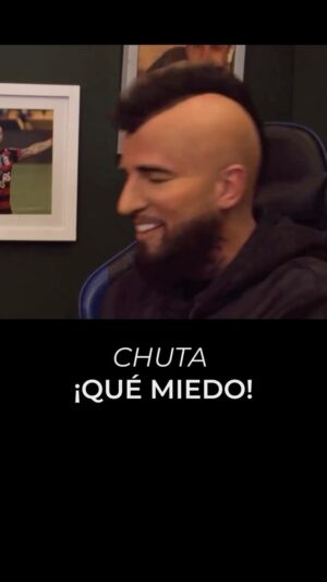 Luis Jara Instagram - La magia de la lectura de manos ✋, @luisjaraoficial le lee las palmas al King, ¿o a Kramer? 🤔😅

Este y otros divertidos momentos en el nuevo capítulo del Podcast de Kramer “Estoy Bien”, junto a nuestro gran invitado Luis Jara, ya disponible en YouTube. ⭐️

#ElKingEstoyBien #ElPodcastDeKramer #LuisJara
