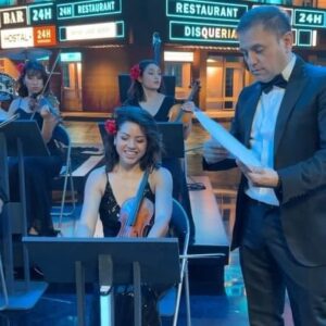 Luis Jara Instagram - Les quiero compartir pasajes muy orgánicos del proceso de grabación de nuestro trabajo audiovisual @madisfilmschile. Esto da prueba de la dedicación que hemos puesto en cada detalle de LATÍN SWING. Cámaras , arte, música, productores, luces y  un sinfin de personas y profesionales de primer nivel, dan vida a un trabajo muy intenso y dedicado para lograr el mejor resultado. Aquí vemos a mi querido director musical @antonio_mondaca y a mi amiga de mil batallas @chicamaiten , con su toque artístico tan presente en mi carrera.  Los espero muy pronto en el @teatroorienteprovidencia el próximo 16 de mayo.  @puntoticket. Será una noche inolvidable.  Ya nos vemos por todo CHILE.