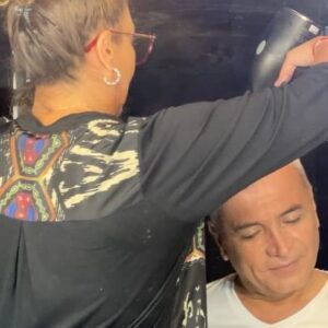 Luis Jara Instagram - Les quiero compartir pasajes muy orgánicos del proceso de grabación de nuestro trabajo audiovisual @madisfilmschile. Esto da prueba de la dedicación que hemos puesto en cada detalle de LATÍN SWING. Cámaras , arte, música, productores, luces y  un sinfin de personas y profesionales de primer nivel, dan vida a un trabajo muy intenso y dedicado para lograr el mejor resultado. Aquí vemos a mi querido director musical @antonio_mondaca y a mi amiga de mil batallas @chicamaiten , con su toque artístico tan presente en mi carrera.  Los espero muy pronto en el @teatroorienteprovidencia el próximo 16 de mayo.  @puntoticket. Será una noche inolvidable.  Ya nos vemos por todo CHILE.