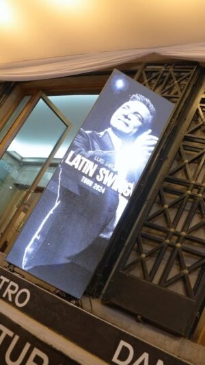 Luis Jara Instagram - A minutos de comenzar @teatroorienteprovidencia  #latinsuing #showenvivo #chile🇨🇱 @bizarrolivecl 

📸 @wehubcl