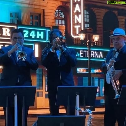Luis Jara - 1.7K Likes - Les quiero compartir pasajes muy orgánicos del proceso de grabación de nuestro trabajo audiovisual @madisfilmschile. Esto da prueba de la dedicación que hemos puesto en cada detalle de LATÍN SWING. Cámaras , arte, música, productores, luces y un sinfin de personas y profesionales de primer nivel, dan vida a un trabajo muy intenso y dedicado para lograr el mejor resultado. Aquí vemos a mi querido director musical @antonio_mondaca y a mi amiga de mil batallas @chicamaiten , con su toque artístico tan presente en mi carrera. Los espero muy pronto en el @teatroorienteprovidencia el próximo 16 de mayo. @puntoticket. Será una noche inolvidable. Ya nos vemos por todo CHILE.