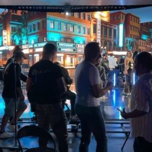 Luis Jara Instagram - Les quiero compartir pasajes muy orgánicos del proceso de grabación de nuestro trabajo audiovisual @madisfilmschile. Esto da prueba de la dedicación que hemos puesto en cada detalle de LATÍN SWING. Cámaras , arte, música, productores, luces y  un sinfin de personas y profesionales de primer nivel, dan vida a un trabajo muy intenso y dedicado para lograr el mejor resultado. Aquí vemos a mi querido director musical @antonio_mondaca y a mi amiga de mil batallas @chicamaiten , con su toque artístico tan presente en mi carrera.  Los espero muy pronto en el @teatroorienteprovidencia el próximo 16 de mayo.  @puntoticket. Será una noche inolvidable.  Ya nos vemos por todo CHILE.