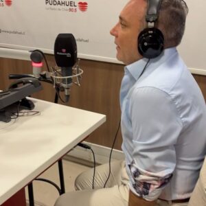 Luis Jara Instagram - Un hermoso momento vivido hoy en @radiopudahuel , junto a la encantadora @angeles_araya_  Les gustaría escuchar esta canción en mi concierto del 16 de mayo en @teatroorienteprovidencia ?  Los espero.
