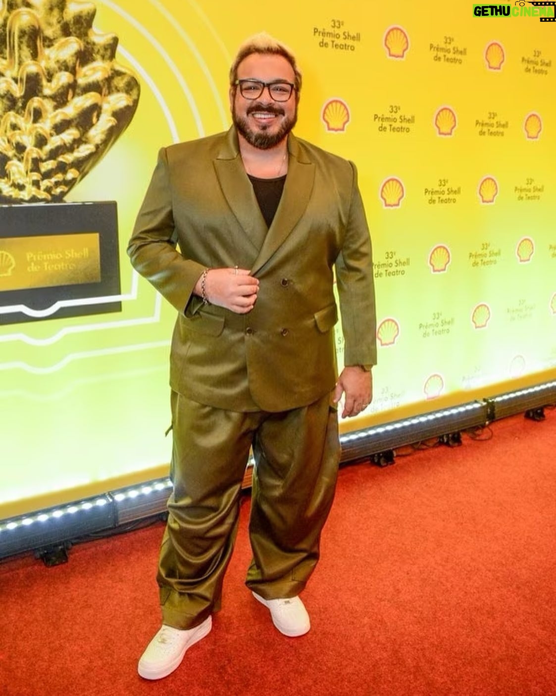 Luís Lobianco - 2.9K Likes - Concorremos ontem ao 33º Prêmio Shell de Teatro. Eu como melhor ator e @tati_tiburcio e @olazaroramos pela direção de @ometodogronholm . Foi uma festa bonita, cheia de abraços e lindas falas, parabéns aos ganhadores! Obrigado pessoas queridas que torceram por nós!
Foto do Webert Belício
Cabelo @chagasrj25
Pele @bruteo