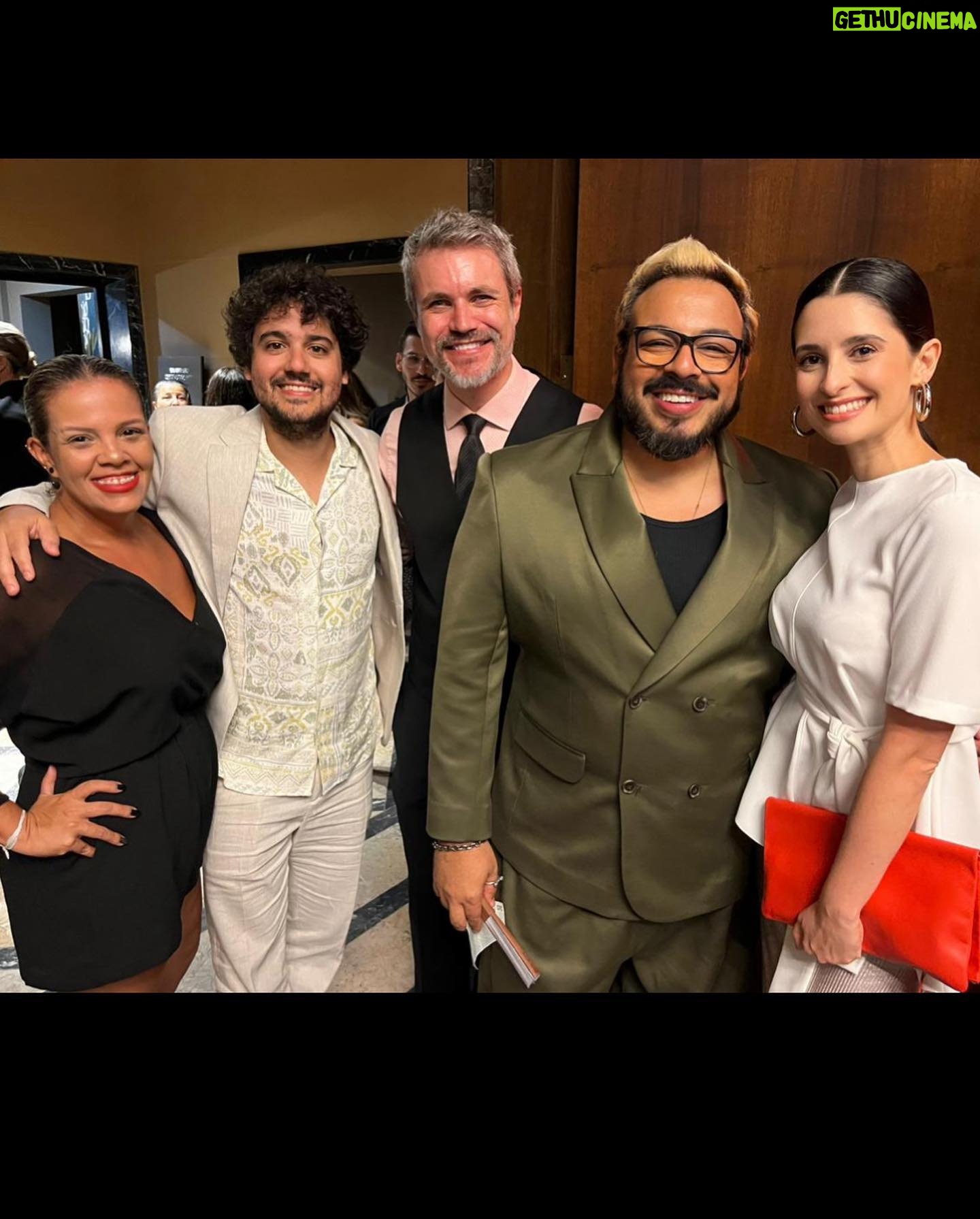 Luís Lobianco - 2.9K Likes - Concorremos ontem ao 33º Prêmio Shell de Teatro. Eu como melhor ator e @tati_tiburcio e @olazaroramos pela direção de @ometodogronholm . Foi uma festa bonita, cheia de abraços e lindas falas, parabéns aos ganhadores! Obrigado pessoas queridas que torceram por nós!
Foto do Webert Belício
Cabelo @chagasrj25
Pele @bruteo