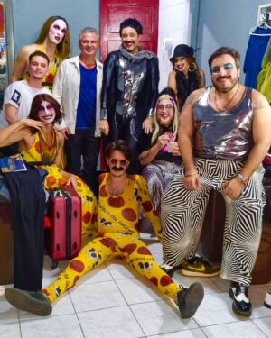 Luís Lobianco Instagram - Festa de 12 anos do Buraco com bolo a metro e muitas pessoas que amamos presentes. O @buracoshow continua!