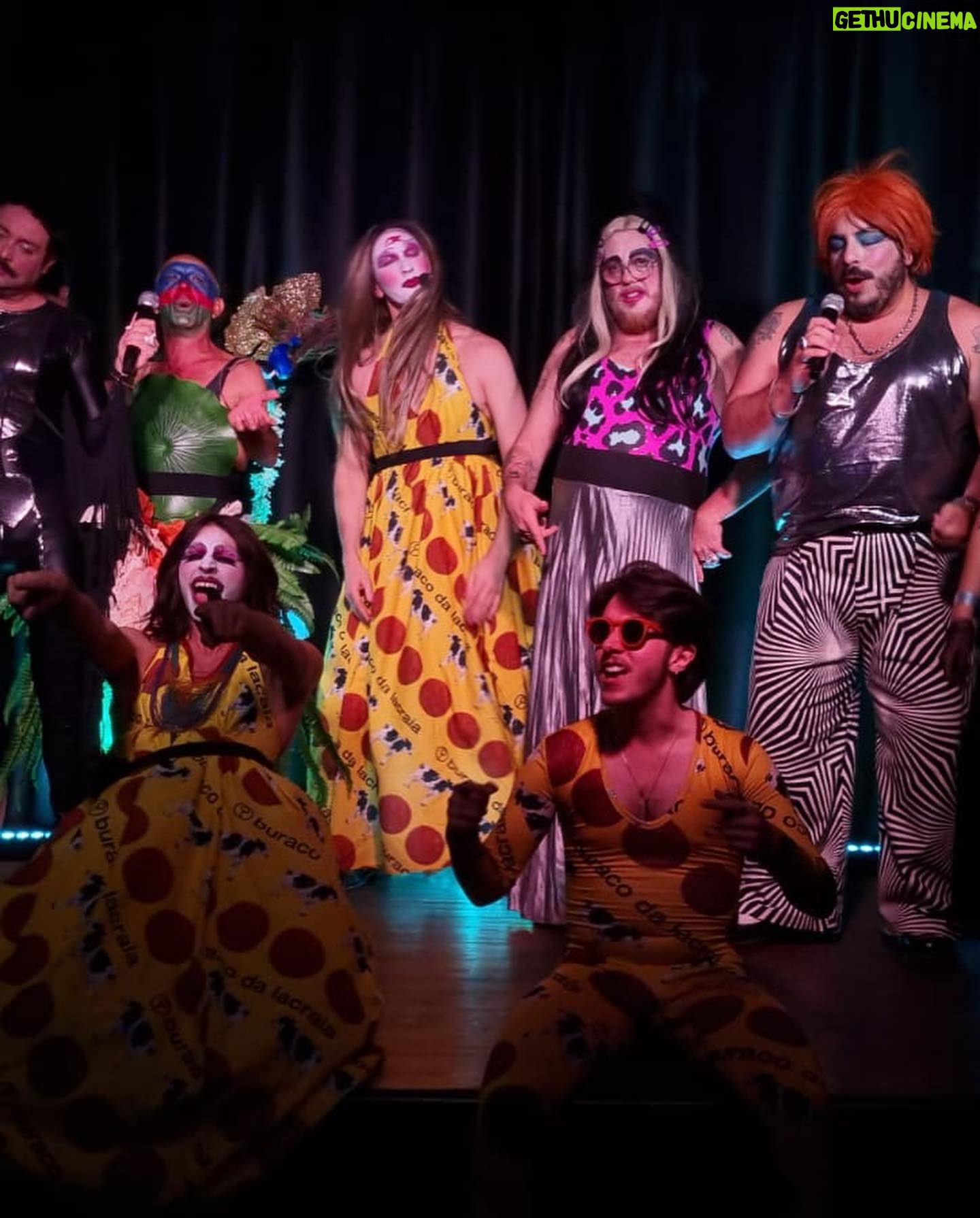 Luís Lobianco - 1.7K Likes - Festa de 12 anos do Buraco com bolo a metro e muitas pessoas que amamos presentes. O @buracoshow continua!
