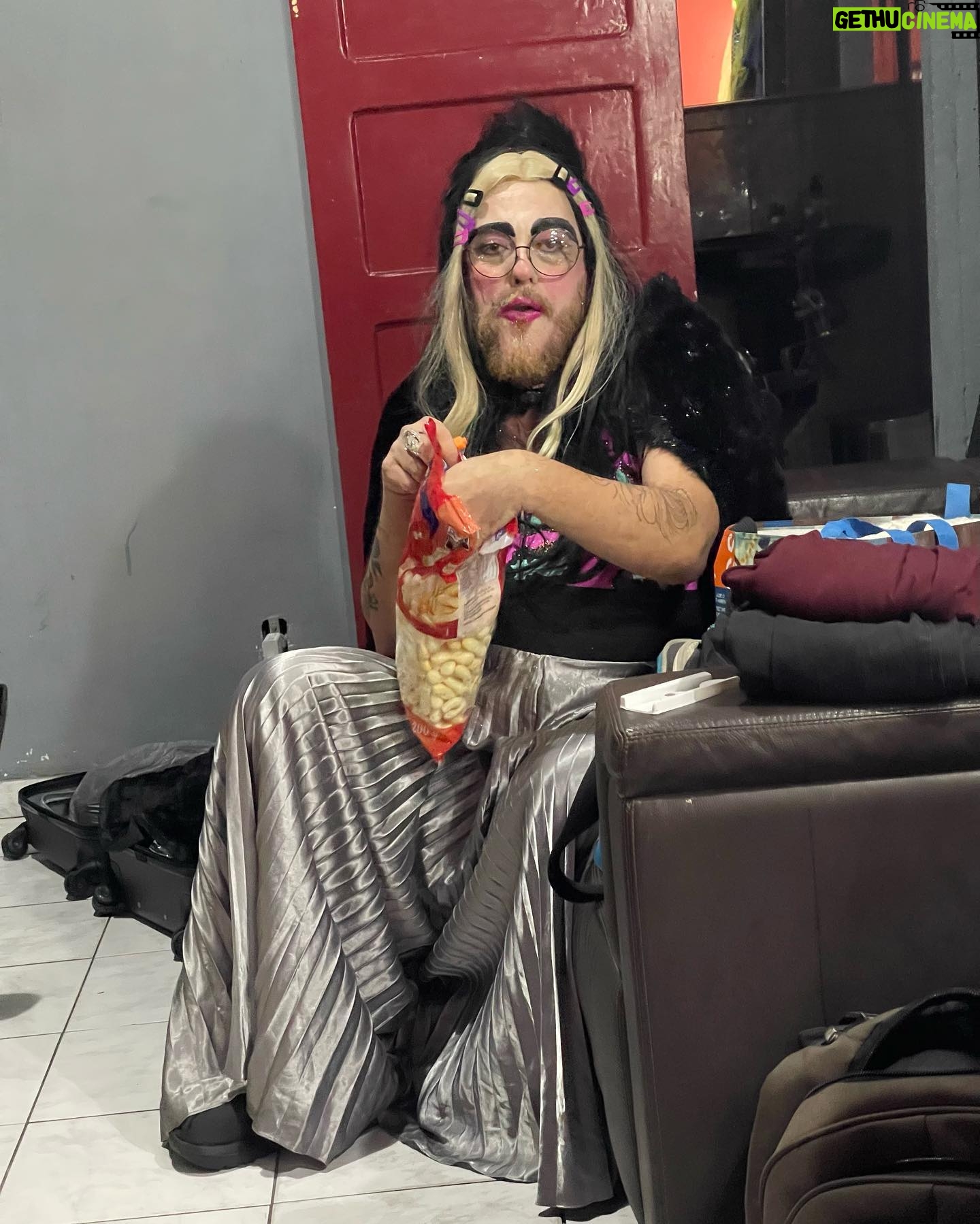 Luís Lobianco - 1.7K Likes - Festa de 12 anos do Buraco com bolo a metro e muitas pessoas que amamos presentes. O @buracoshow continua!