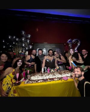 Luís Lobianco Instagram - Festa de 12 anos do Buraco com bolo a metro e muitas pessoas que amamos presentes. O @buracoshow continua!