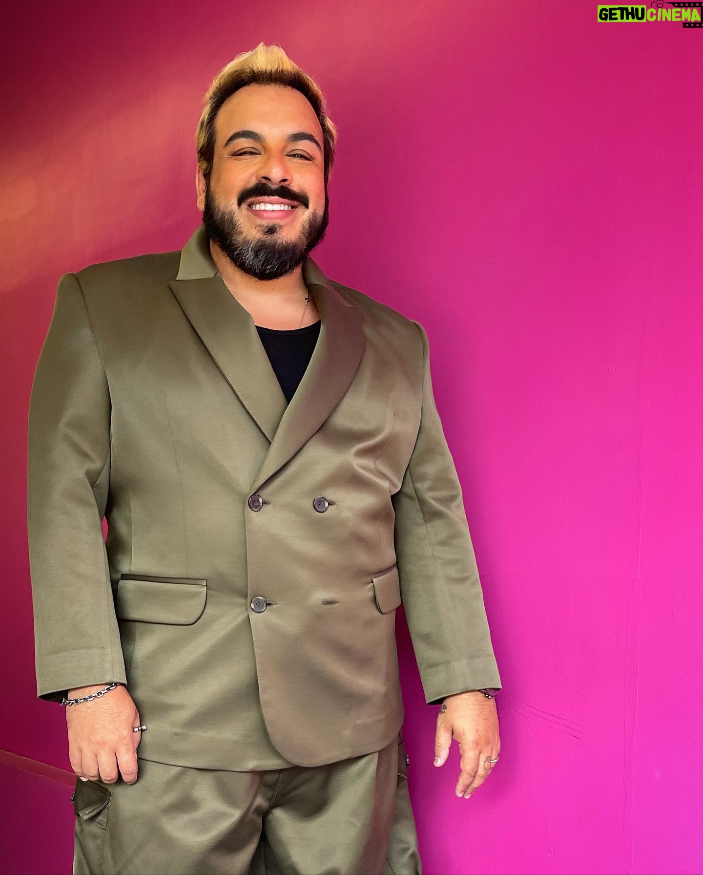 Luís Lobianco - 2.9K Likes - Concorremos ontem ao 33º Prêmio Shell de Teatro. Eu como melhor ator e @tati_tiburcio e @olazaroramos pela direção de @ometodogronholm . Foi uma festa bonita, cheia de abraços e lindas falas, parabéns aos ganhadores! Obrigado pessoas queridas que torceram por nós!
Foto do Webert Belício
Cabelo @chagasrj25
Pele @bruteo