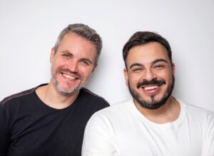 Luís Lobianco Instagram - Você quer nos seguir? Não é seguro.
Há 12 anos nos conhecemos na deep Lapa.
Há 10 anos tivemos que dividir uma kitnet de 27m2.
Há 8 anos criamos uma bendita peça maldita, fomos amados e odiados.
Há 6 anos larguei um emprego fixo por uma grande aposta. Dois CLTless pagando aluguel.
Há 4 anos era pandemia e parei de gostar de cozinhar. Geladeira vazia.
Há 2 anos compramos um sítio numa área remota rural, nenhum dos dois sabe dirigir.
Há 1 ano entendemos que um não é propriedade do outro. Temos direito e segurança de vivermos a nossa história e outras histórias.
A quem procura inspiração aqui, você teria coragem? 
A palavra é essa, amar exige CORAGEM!
Por que se a vida é impermanência é preciso ser responsável com quem confia em você, praticar a verdade. 
Por que se padrão nenhum nunca nos contemplou, é preciso ser decente com quem é sua família, o que nada tem a ver com decência convencional.
Então, obrigado por ser meu companheiro nessa história @luciozandonadi . 
Obrigado por me potencializar e me dar o amor do futuro, o único possível.
Que todos nós sejamos sempre livres para amar, livres para amar, livres para amar...
🤍

foto do @leoaversa