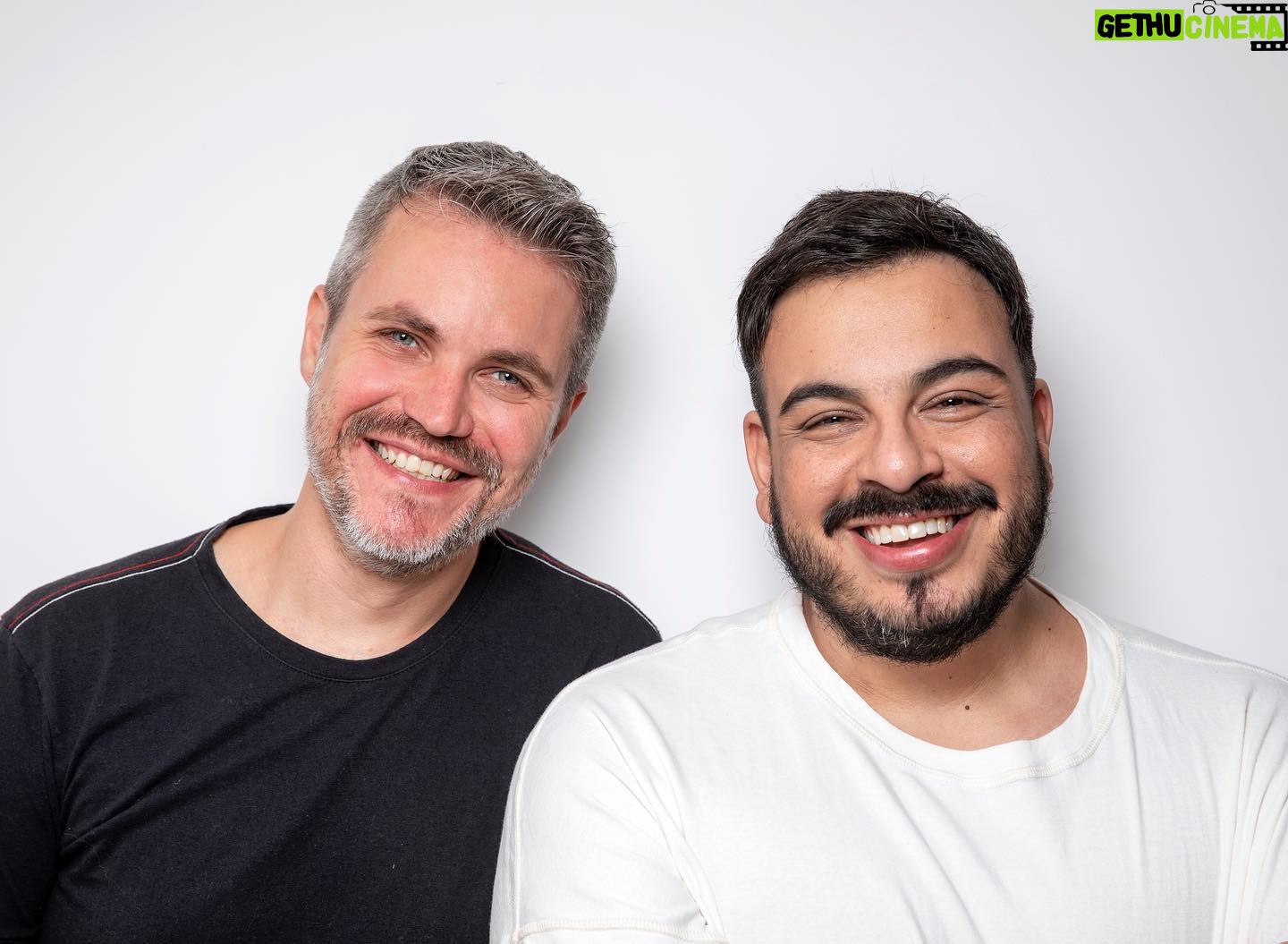 Luís Lobianco - 14.3K Likes - Você quer nos seguir? Não é seguro.
Há 12 anos nos conhecemos na deep Lapa.
Há 10 anos tivemos que dividir uma kitnet de 27m2.
Há 8 anos criamos uma bendita peça maldita, fomos amados e odiados.
Há 6 anos larguei um emprego fixo por uma grande aposta. Dois CLTless pagando aluguel.
Há 4 anos era pandemia e parei de gostar de cozinhar. Geladeira vazia.
Há 2 anos compramos um sítio numa área remota rural, nenhum dos dois sabe dirigir.
Há 1 ano entendemos que um não é propriedade do outro. Temos direito e segurança de vivermos a nossa história e outras histórias.
A quem procura inspiração aqui, você teria coragem?
A palavra é essa, amar exige CORAGEM!
Por que se a vida é impermanência é preciso ser responsável com quem confia em você, praticar a verdade.
Por que se padrão nenhum nunca nos contemplou, é preciso ser decente com quem é sua família, o que nada tem a ver com decência convencional.
Então, obrigado por ser meu companheiro nessa história @luciozandonadi .
Obrigado por me potencializar e me dar o amor do futuro, o único possível.
Que todos nós sejamos sempre livres para amar, livres para amar, livres para amar...
🤍
foto do @leoaversa