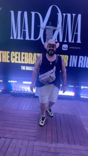 Luís Lobianco Instagram - "Pobre é o homem cujos prazeres dependem da permissão do outro". No início dos anos 90 Madonna cantou essa frase que mudou minha vida, definiu os termos em que eu queria viver e de que lado deveria seguir. 
Eu tenho a idade da carreira dela e posso dizer que o meu amadurecimento acompanhou a sua ascensão musical nessas 4 décadas. Na minha infância celebrando a alegria mais singela de haver um feriado com Hollyday. No início da minha adolescência a fase Erótica que me educou sexualmente. Na virada do milênio os sons inéditos de Ray of Light pareciam vir de uma outra galáxia musical. Com Confessions a pista de dança e a noite como o ambiente dos sonhos e dos encontros. Quando finalmente ela entra na era Celebration a despeito da idade, dos padrões e da superficialidade do desejo do mercado. Fato é que essa mulher colocou 1,6 milhões de pessoas num show histórico que apresentou junto com minha cidade e fez o que apenas uma Rainha tem o poder de fazer, ter a unanimidade aos seus pés. Unanimidade ruidosa porque faz parte do show a ira dos conservadores, a excomunhão e o nariz torcido dos pedantes. Estavam todos lá! Assistindo a festa do prazer explicito, as coxas rígidas que dançam por 65 anos, um beijo de língua numa bailarina travesti, sob os pés do Redentor, confundindo a tradução para a TV aberta. (Continua nos comentários...)