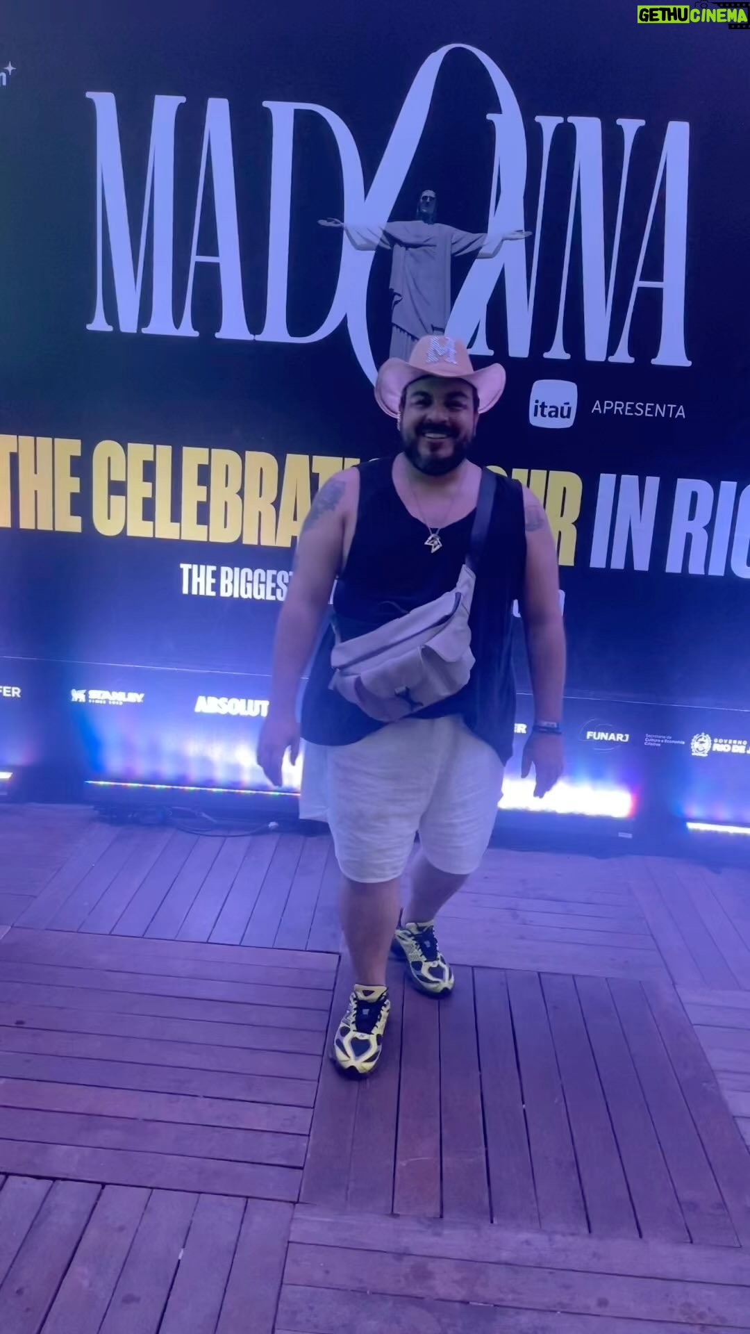 Luís Lobianco - 10K Likes - "Pobre é o homem cujos prazeres dependem da permissão do outro". No início dos anos 90 Madonna cantou essa frase que mudou minha vida, definiu os termos em que eu queria viver e de que lado deveria seguir.
Eu tenho a idade da carreira dela e posso dizer que o meu amadurecimento acompanhou a sua ascensão musical nessas 4 décadas. Na minha infância celebrando a alegria mais singela de haver um feriado com Hollyday. No início da minha adolescência a fase Erótica que me educou sexualmente. Na virada do milênio os sons inéditos de Ray of Light pareciam vir de uma outra galáxia musical. Com Confessions a pista de dança e a noite como o ambiente dos sonhos e dos encontros. Quando finalmente ela entra na era Celebration a despeito da idade, dos padrões e da superficialidade do desejo do mercado. Fato é que essa mulher colocou 1,6 milhões de pessoas num show histórico que apresentou junto com minha cidade e fez o que apenas uma Rainha tem o poder de fazer, ter a unanimidade aos seus pés. Unanimidade ruidosa porque faz parte do show a ira dos conservadores, a excomunhão e o nariz torcido dos pedantes. Estavam todos lá! Assistindo a festa do prazer explicito, as coxas rígidas que dançam por 65 anos, um beijo de língua numa bailarina travesti, sob os pés do Redentor, confundindo a tradução para a TV aberta. (Continua nos comentários...)