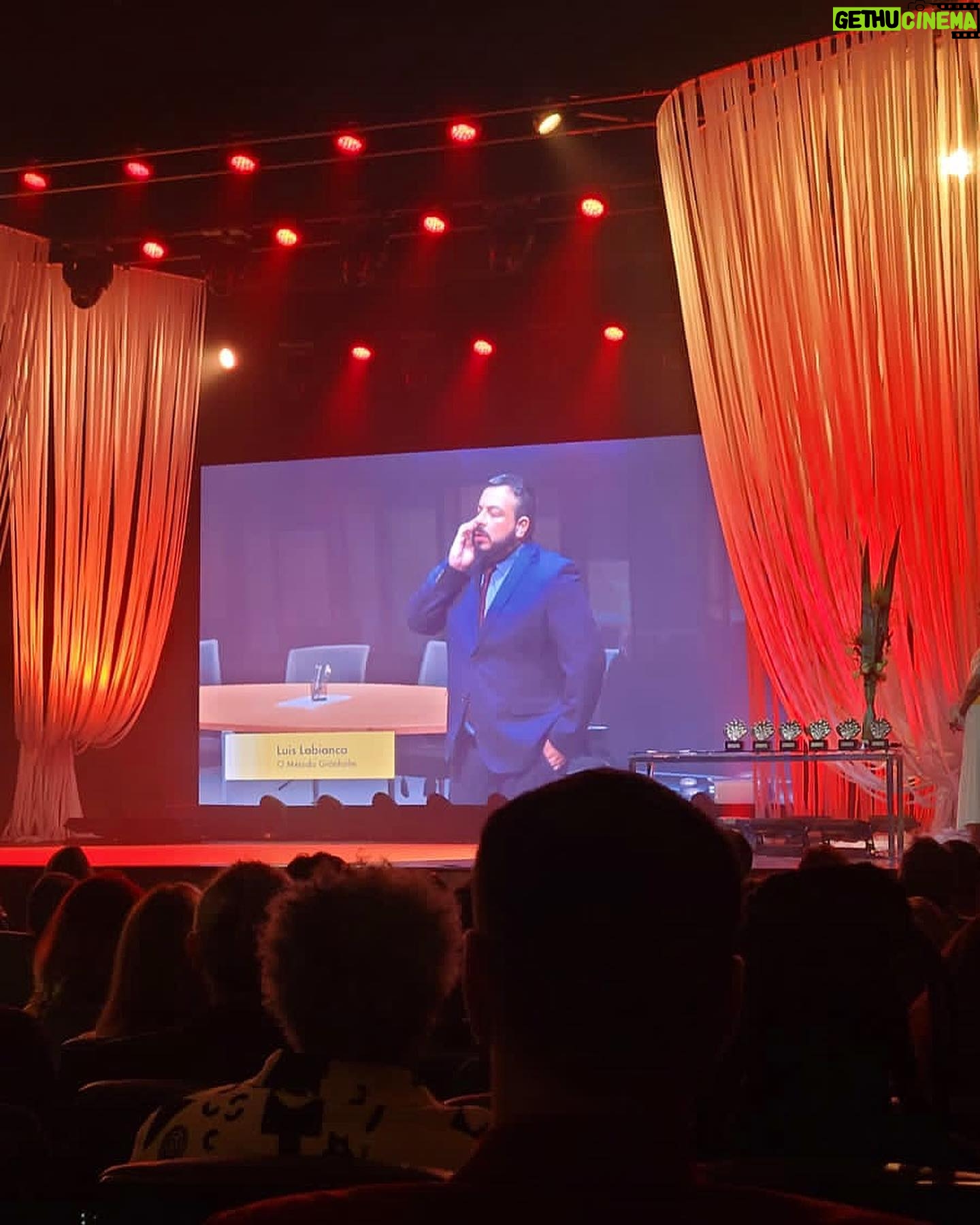 Luís Lobianco - 2.9K Likes - Concorremos ontem ao 33º Prêmio Shell de Teatro. Eu como melhor ator e @tati_tiburcio e @olazaroramos pela direção de @ometodogronholm . Foi uma festa bonita, cheia de abraços e lindas falas, parabéns aos ganhadores! Obrigado pessoas queridas que torceram por nós!
Foto do Webert Belício
Cabelo @chagasrj25
Pele @bruteo