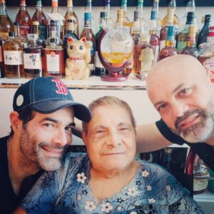 Luis Roberto Guzmán Instagram - Nosotros 3. Después del tinte y la mochada de pelo que mi cuñada le dió a #mami 😜. Quedó hermosa #DoñaLuisa! Gracias cuñada. Por cierto, mi madre no toma alcohol pero “el whisky” es mi bebida favorita. 😉♥️✨ #90 años #ladoña Gracias hermano.
