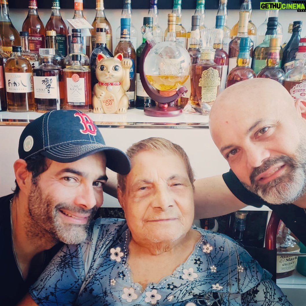Luis Roberto Guzmán - 22.5K Likes - Nosotros 3. Después del tinte y la mochada de pelo que mi cuñada le dió a #mami 😜. Quedó hermosa #DoñaLuisa! Gracias cuñada. Por cierto, mi madre no toma alcohol pero “el whisky” es mi bebida favorita. 😉♥️✨ #90 años #ladoña Gracias hermano.