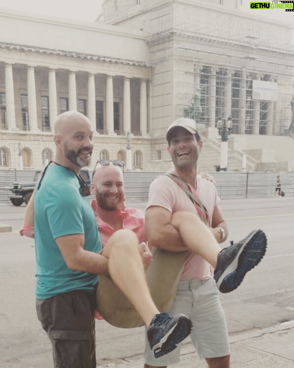 Luis Roberto Guzmán - 11.3K Likes - Feliz Día del padre @roberto_guzman722 ! Aquí estábamos celebrando al médico de la familia, quien te eligió como padre. @roberto_j_guzman . Os amo. Sigue el robertooooo por ahí pa’ abajo. La Habana, Cuba. 2016.
