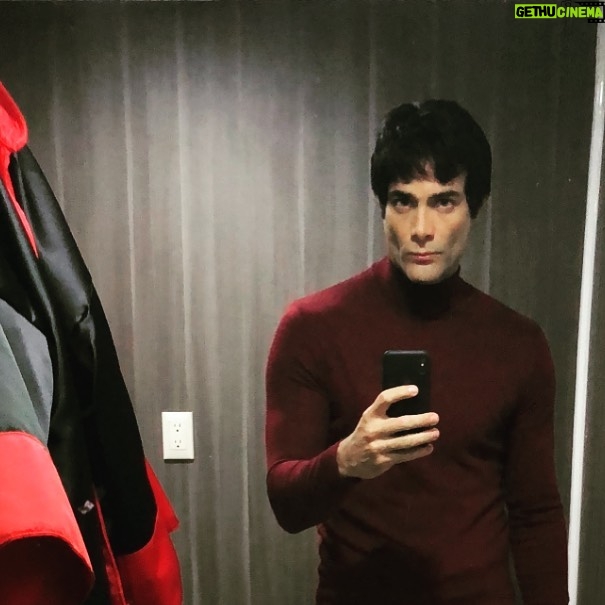 Luis Roberto Guzmán - 10K Likes - #tbt Alberto Sicilia Falcon en @narcos Tomándose fotos en el camper cuando se vio al espejo vestido así! 😬