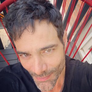 Luis Roberto Guzmán Instagram - Gracias por sus mensajes. Recibiendo todo lo que sucede sea   o - con una sonrisa y tratando de transformarlo congruentemente y en armonía con el presente. #bonitosabado #paz #agradecimiento #creatividad