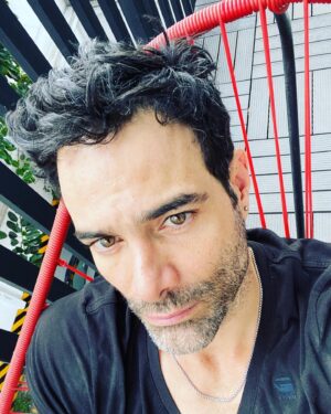 Luis Roberto Guzmán Instagram - No hay nada mejor que un buen estímulo para irte viajando en tus propios pensamientos. Pasar en tu mente de un tema a otro, de una historia a otra, de una situación a otra, de un lugar a otro, de un rostro a otro sin identificar en qué momento hubo esas transiciones. La vida misma. Todo está en constante cambio. #tuesday #lovinglife #adicto #addicted #wellbeing #bienestar #amar #trabajo #actor #creatividad #generosidad #escuchar te #dar y ##dark 😂#agradecer #grateful