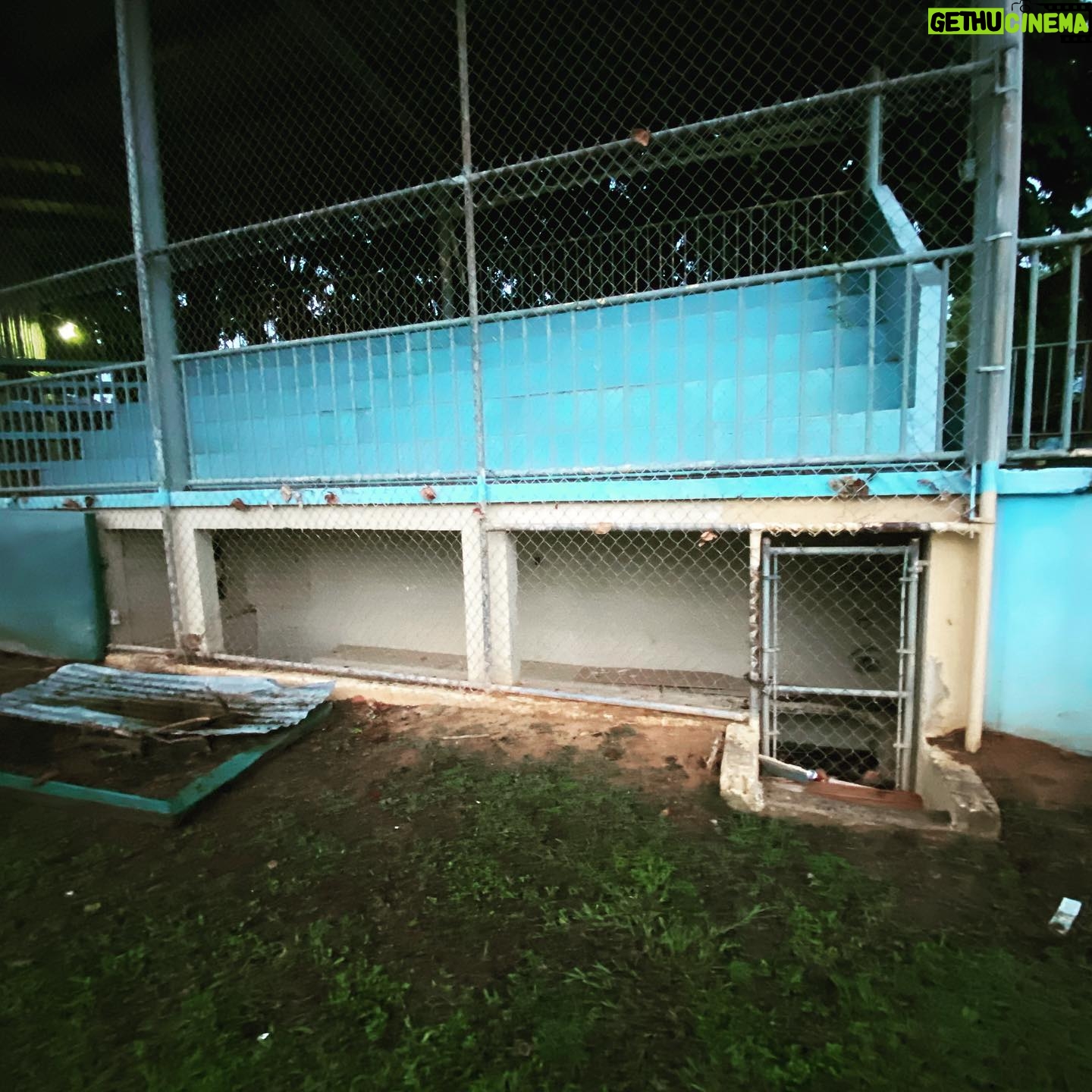 Luis Roberto Guzmán - 5.5K Likes - #tbt Este espacio representa gran parte de mi formación. De mi vida. Refugio y escape. Miércoles y jueves con los faros del parque alumbrando el terreno. Y los sábados y domingos con el sol pegando desde la mañana hasta la tarde, encandecidamente. Mi barrio. Santiago Iglesias, Puerto Rico. Donde la delincuencia era la orden del día. Muchos ya no están en este plano terrenal. QEPD. Ahí te hacías a las buenas y si no, a las malas. Que muchas imágenes hermosas y tristes pasan por mi cabeza. Gracias barrio. Gracias por abrazarme, enseñarme, hacerme mejor cada día! Gracias porque de ti aprendí el conflicto entre victorias y derrotas. ⚾️🙏🏼✨