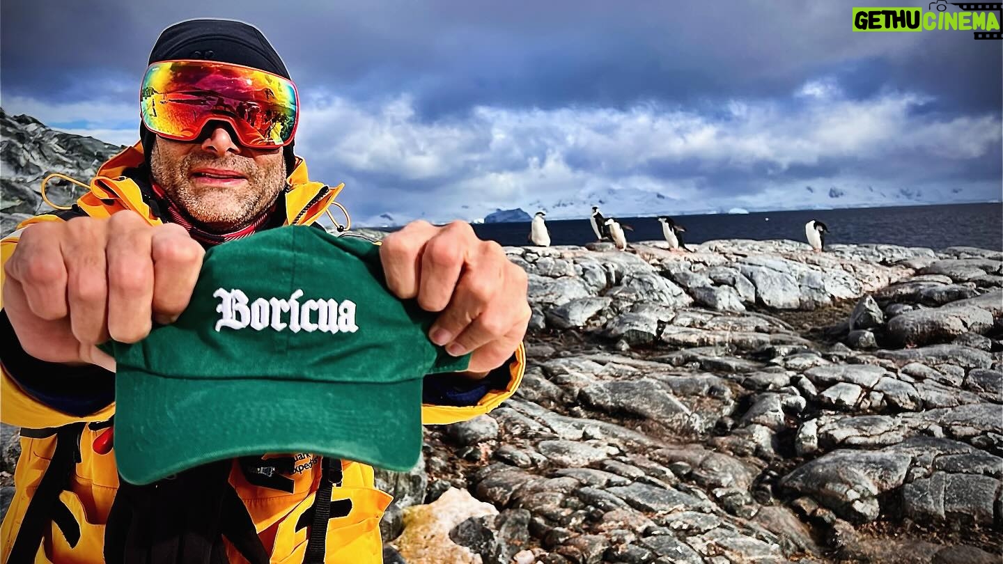 Luis Roberto Guzmán - 7K Likes - Hoy se acaba una inigualable aventura de dos meses. Estaré posteando paulatinamente fotos, tanto del Altiplano Argentino 🇦🇷 (que es una locura natural espectacular) como del séptimo continente: Antártida. Esta gorra la dejó @germanlegarreta en Madrid y le prometí que me la iba a quedar sin regresársela sólo para llevármela a la Antártida y hacer esta foto. 😂 😎 Para todos los borinqueños. Lo prometido es deuda. Doña Luisa, pisé la Antártida. Estoy en el culo del mundo. Que afortunado de tener la oportunidad de vivir esta experiencia. A seguir descubriendo la vida a través del mundo. Siempre con los ojos bien abiertos. Atrás, mis amigos los pingüinos.🐧Eternamente agradecido con nuestro hermoso México 🇲🇽por extenderme su mano y la oportunidad de crecer y seguir realizando sueños. Viva México cabrones. Viva Argentina🇦🇷 Viva la Antártida. Viva Puerto Rico. 🇵🇷