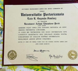 Luis Roberto Guzmán Instagram - Hoy mi madre me ha dado esta sorpresa. Por alguna razón X, nada importante, no fui a la ceremonia formal(graduación). 🤣 Y mi madre hace poco fue a buscar un diploma que ya se encontraba en el archivo universitario. #upr #1997 Prácticamente 20 años archivado. Wow! En latín! 🤣✨✨✨✨✨✨✨✨✨✨