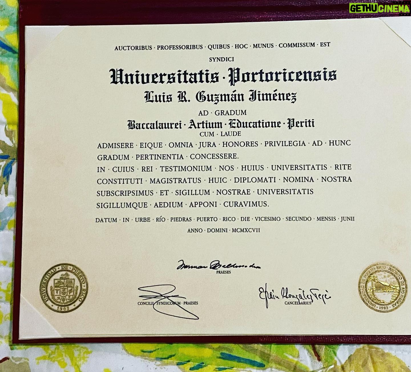 Luis Roberto Guzmán - 13.3K Likes - Hoy mi madre me ha dado esta sorpresa. Por alguna razón X, nada importante, no fui a la ceremonia formal(graduación). 🤣 Y mi madre hace poco fue a buscar un diploma que ya se encontraba en el archivo universitario. #upr #1997 Prácticamente 20 años archivado. Wow! En latín! 🤣✨✨✨✨✨✨✨✨✨✨