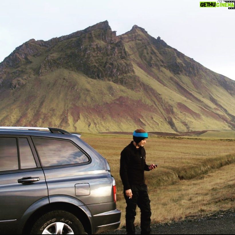 Luis Roberto Guzmán - 12.2K Likes - #tbt Islandia 🇮🇸 , 2007. Primera foto: la montaña-boca en la cual Julio Verne se inspiró para su libro “Viaje al centro de la tierra”. Un recorrido alrededor de este hermoso paraíso isleño. Glaciares, fiordos, placa tectónica, géiseres, en fin naturaleza viva. Es 10 veces más grande que Cuba y para esos años contaba con tan solo 300,000 habitantes. De mis lugares favoritos. Definitivamente regresaría. Entendí lo vulnerable que somos ante la majestuosidad de la naturaleza.