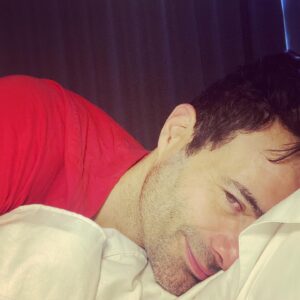 Luis Roberto Guzmán Instagram - Buenos días! No me he podido levantar. Eso sí, con la sonrisa como escudo. Me voy a dormir otro ratito pensando en el agradecimiento. Tanto que dar. Tanto que recibir. Todo se regresa. @lamexicanayelgueroof #vida #interpretacion #creacion #amor #palante