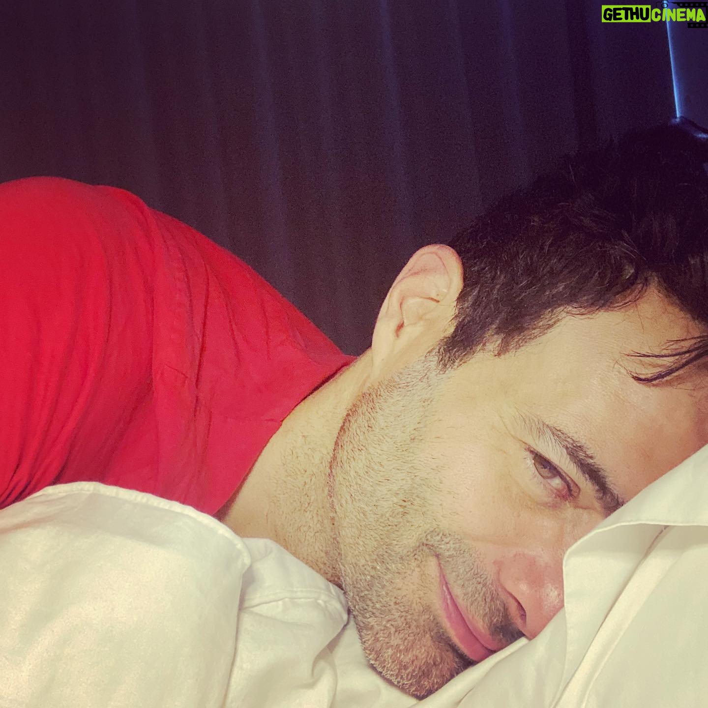 Luis Roberto Guzmán - 28.1K Likes - Buenos días! No me he podido levantar. Eso sí, con la sonrisa como escudo. Me voy a dormir otro ratito pensando en el agradecimiento. Tanto que dar. Tanto que recibir. Todo se regresa. @lamexicanayelgueroof #vida #interpretacion #creacion #amor #palante