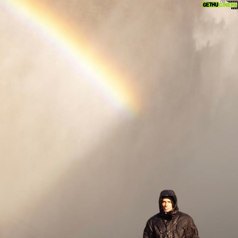 Luis Roberto Guzmán - 12.2K Likes - #tbt Islandia 🇮🇸 , 2007. Primera foto: la montaña-boca en la cual Julio Verne se inspiró para su libro “Viaje al centro de la tierra”. Un recorrido alrededor de este hermoso paraíso isleño. Glaciares, fiordos, placa tectónica, géiseres, en fin naturaleza viva. Es 10 veces más grande que Cuba y para esos años contaba con tan solo 300,000 habitantes. De mis lugares favoritos. Definitivamente regresaría. Entendí lo vulnerable que somos ante la majestuosidad de la naturaleza.