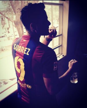 Luis Roberto Guzmán Instagram - #tbt 2014  Cuando el cigarrillo y la chela eran un buen complento para ver al mejor tridente de la historia. ⚽️ 😁 @fcbarcelona