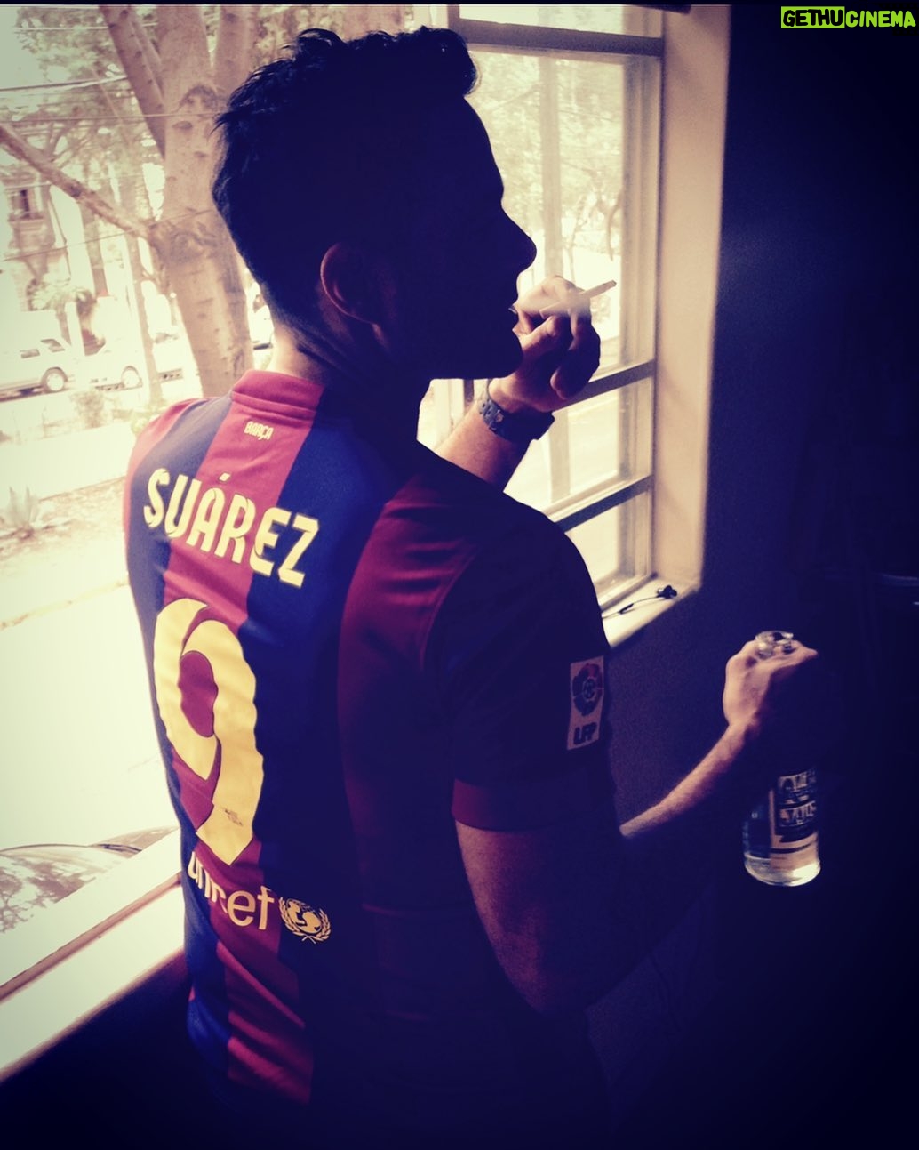Luis Roberto Guzmán - 12.5K Likes - #tbt 2014 Cuando el cigarrillo y la chela eran un buen complento para ver al mejor tridente de la historia. ⚽️ 😁 @fcbarcelona