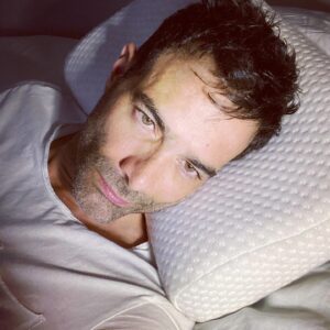 Luis Roberto Guzmán Instagram - Se acaba el fin! La semana que me espera va a estar tremenda. Con esta cara plácida y soñolienta dormiré agradecido sobre las cosas que están sucediendo y sucederán. Buenas noches a todes! 💤