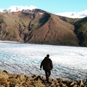Luis Roberto Guzmán Instagram - #tbt Islandia 🇮🇸 , 2007. Primera foto: la montaña-boca en la cual Julio Verne se inspiró para su libro “Viaje al centro de la tierra”. Un recorrido alrededor de este hermoso paraíso isleño. Glaciares, fiordos, placa tectónica, géiseres, en fin naturaleza viva. Es 10 veces más grande que Cuba y para esos años contaba con tan solo 300,000 habitantes. De mis lugares favoritos. Definitivamente regresaría. Entendí lo vulnerable que somos ante la majestuosidad de la naturaleza.