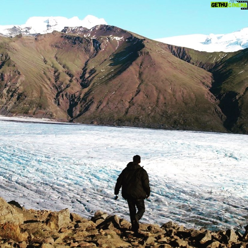 Luis Roberto Guzmán - 12.2K Likes - #tbt Islandia 🇮🇸 , 2007. Primera foto: la montaña-boca en la cual Julio Verne se inspiró para su libro “Viaje al centro de la tierra”. Un recorrido alrededor de este hermoso paraíso isleño. Glaciares, fiordos, placa tectónica, géiseres, en fin naturaleza viva. Es 10 veces más grande que Cuba y para esos años contaba con tan solo 300,000 habitantes. De mis lugares favoritos. Definitivamente regresaría. Entendí lo vulnerable que somos ante la majestuosidad de la naturaleza.