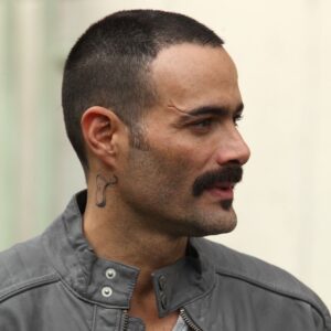Luis Roberto Guzmán Instagram - #tbt de cuando salí de la cárcel. Cicatrices que cuentan un pasado oscuro. De hecho, #PuraSangre está @netflixlat @netflix @netflixes @muynetflix Échatela este fin y cuéntamelo, cuéntamelo. Aquí se escucha de todo. #peaceandlove #nofilter