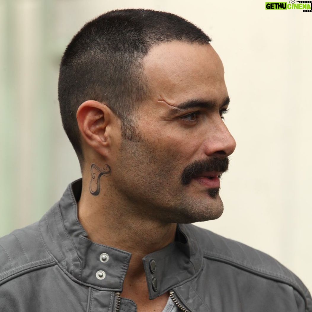 Luis Roberto Guzmán - 20K Likes - #tbt de cuando salí de la cárcel. Cicatrices que cuentan un pasado oscuro. De hecho, #PuraSangre está @netflixlat @netflix @netflixes @muynetflix Échatela este fin y cuéntamelo, cuéntamelo. Aquí se escucha de todo. #peaceandlove #nofilter